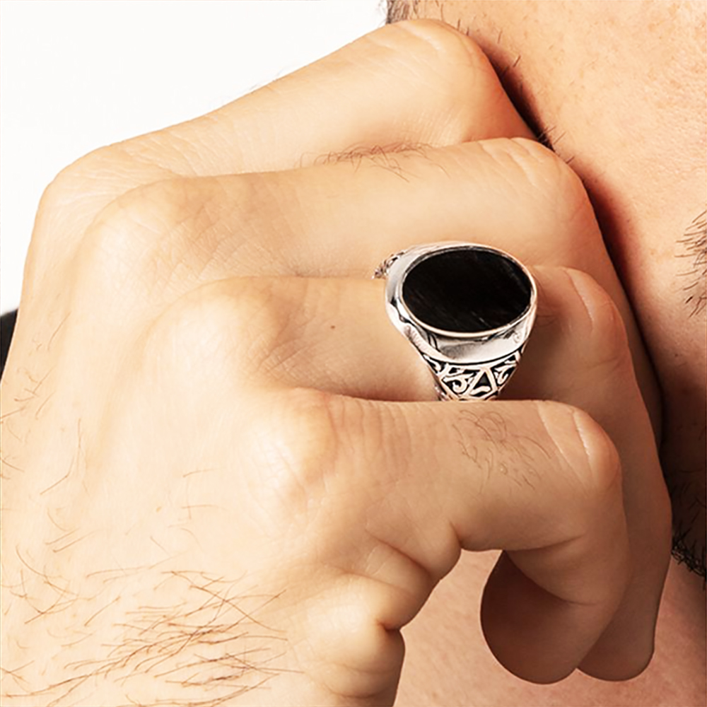 Czarny owalny sygnet w stylu e – Signet Ring Men recenzja i cena